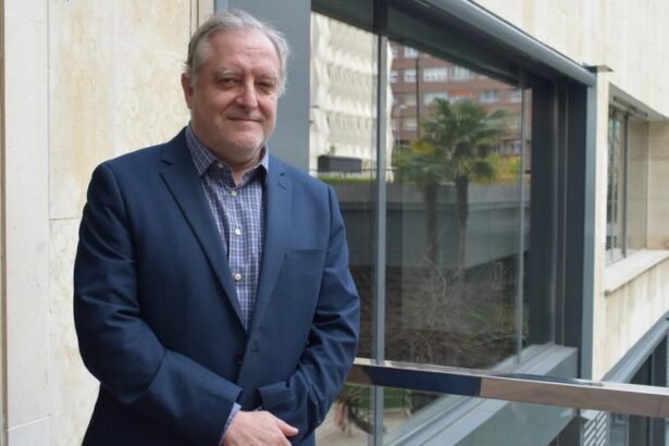 ramon-bataller,-hepatologo:-«en-espana-no-se-hace-lo-suficiente-para-no-vender-alcohol-a-menores,-no-vale-un-cartelito»