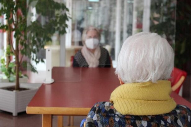 ni-«poco»-ni-de-«forma-controlada»:-los-geriatras-piden-cero-sujeciones-a-los-mayores-en-residencias-u-hospitales