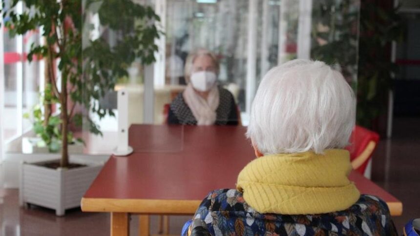 ni-«poco»-ni-de-«forma-controlada»:-los-geriatras-piden-cero-sujeciones-a-los-mayores-en-residencias-u-hospitales