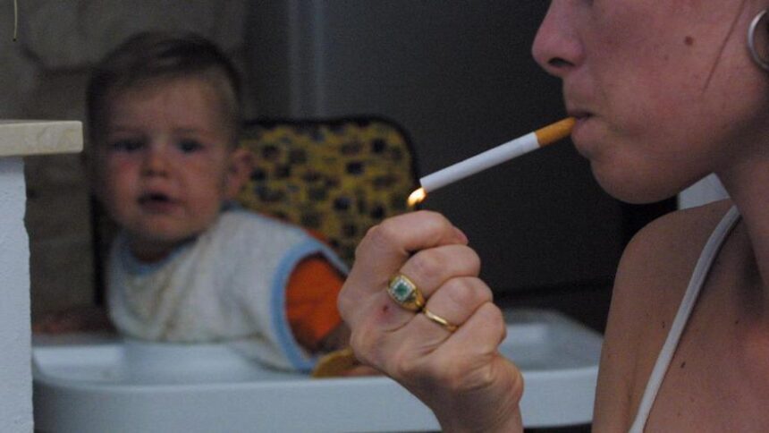 los-pediatras-alertan-de-que-la-mitad-de-los-ninos-son-fumadores-pasivos