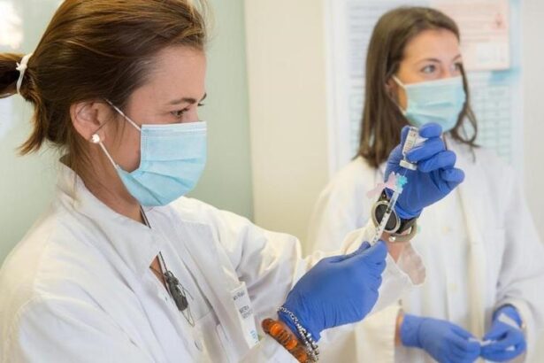 enfermeras,-medicos-y-farmaceuticos,-las-profesiones-sanitarias-con-mas-colegiados-en-2022