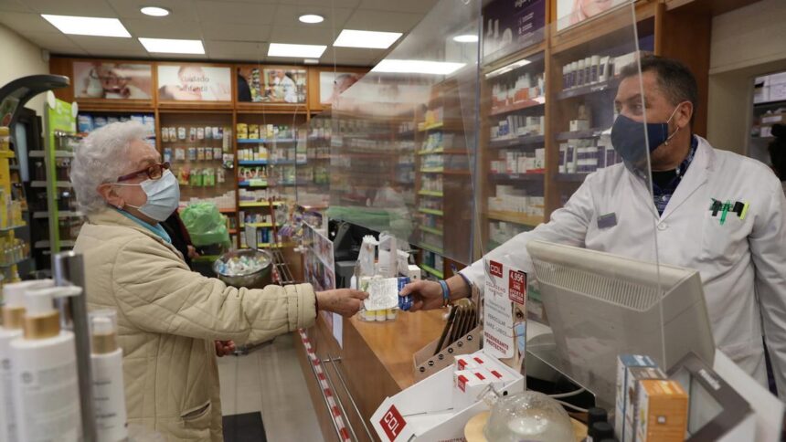 sanidad-anuncia-la-retirada-de-las-mascarillas-en-los-centros-sanitarios-y-farmacias