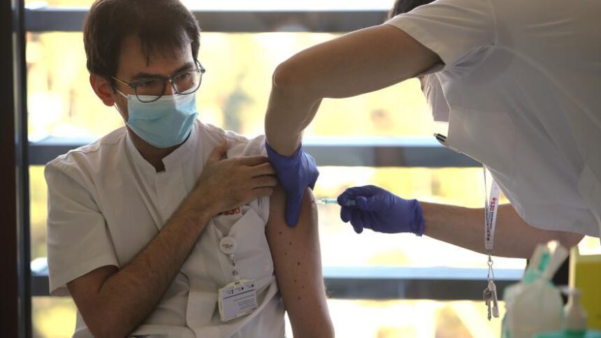 medicos,-dentistas,-farmaceuticos-y-veterinarios-piden-un-«gran-pacto-por-la-sanidad»-tras-el-23j