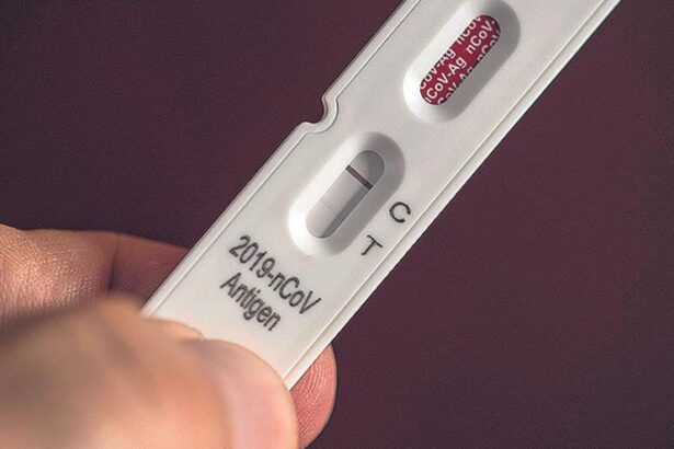 el-repunte-del-covid-multiplica-por-seis-la-venta-de-test-de-antigenos-en-farmacias