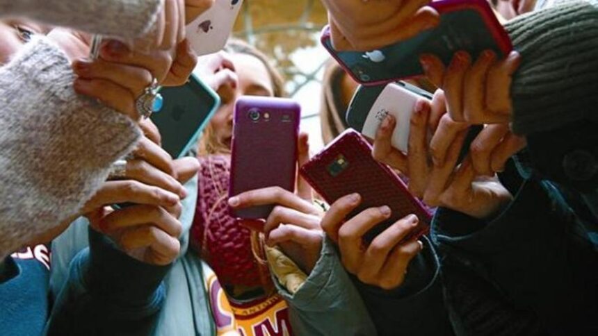 los-pediatras-tercian-en-el-debate-sobre-moviles-y-menores-y-piden-restringir-el-acceso-a-redes-sociales-y-porno