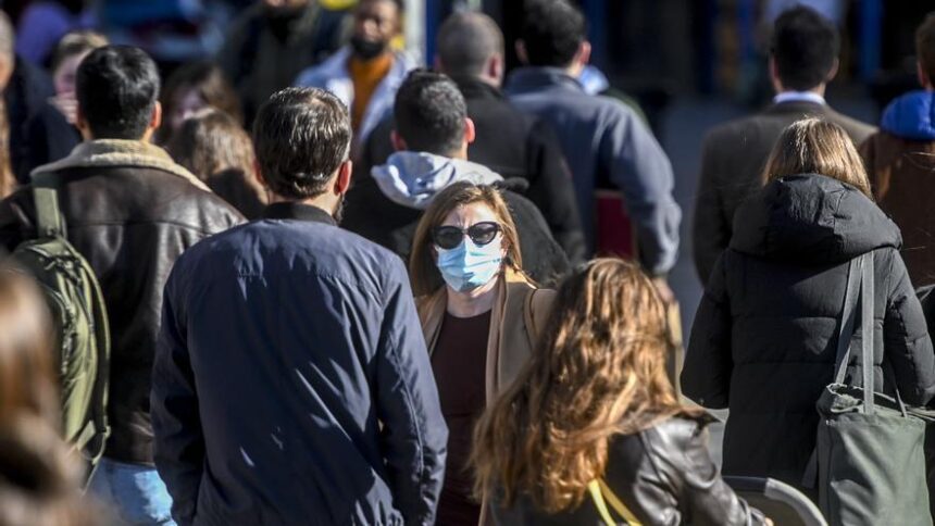 la-gripe-a-vuelve-con-fuerza,-adelanta-al-covid-y-tensiona-centros-de-salud-y-hospitales