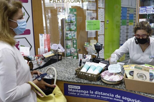sanidad-recomienda-usar-mascarilla-y-teletrabajar-si-se-tienen-sintomas-ante-el-repunte-de-covid-y-gripe