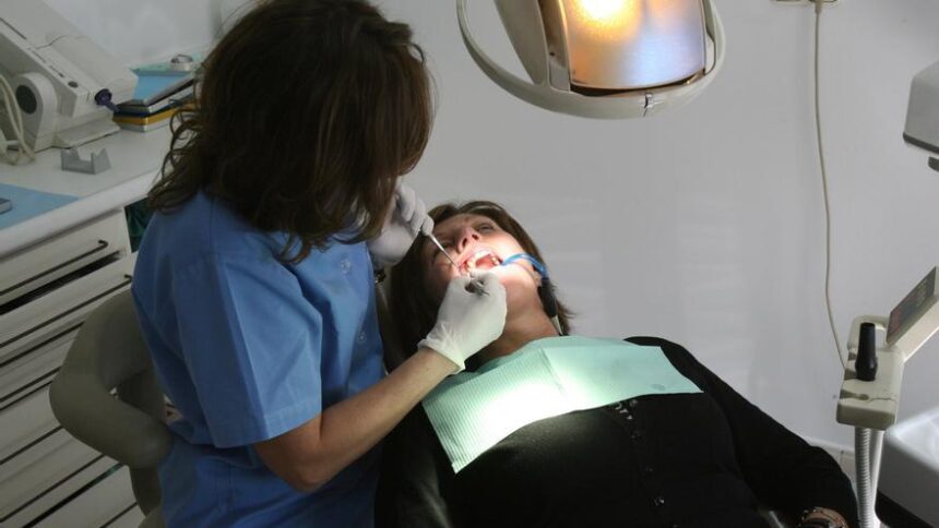 salud-bucodental:-el-72%-de-las-personas-mayores-de-65-anos-tiene-las-encias-retraidas