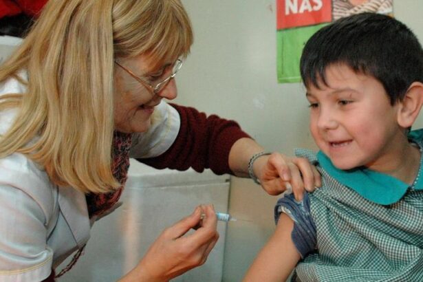 los-pediatras-piden-incorporar-un-refuerzo-de-la-vacuna-de-la-tosferina-antes-de-la-adolescencia