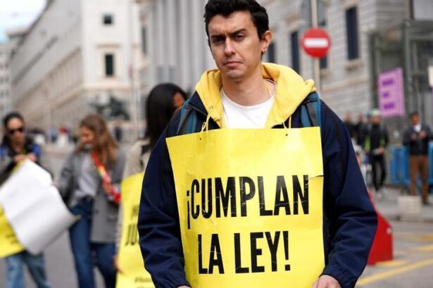 manifestacion-en-madrid-para-pedir-la-homologacion-de-titulos-universitarios:-«soy-medico,-pero-trabajo-en-un-‘burger'»