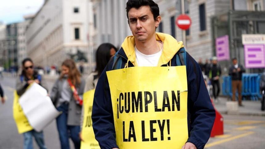 manifestacion-en-madrid-para-pedir-la-homologacion-de-titulos-universitarios:-«soy-medico,-pero-trabajo-en-un-‘burger'»